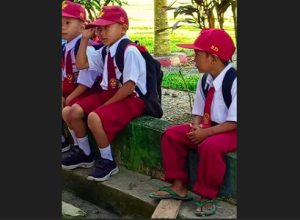 Bocah SD pakai sandal jepit