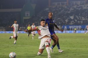 Santainya Penyerang Persib Saat Ditanya Lapangan Rumput Artifisial