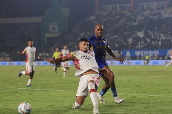 Santainya Penyerang Persib Saat Ditanya Lapangan Rumput Artifisial