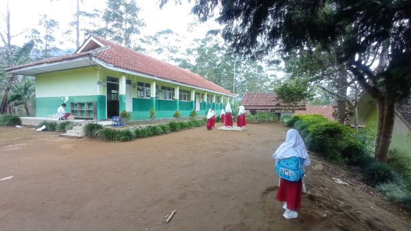 Nasib SD Terpencil di Jawa Barat, SD Gratis