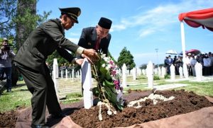 Pj Gubernur Jawa Barat Bey Machmudin menjadi inspektur upacara pemakaman almarhum Mayjen TNI Purnawirawan HR Nuriana di Taman Makam Pahlawan Cikutra, Kota Bandung, Kamis (11/7/2024).(Foto: Biro Adpim Jabar)