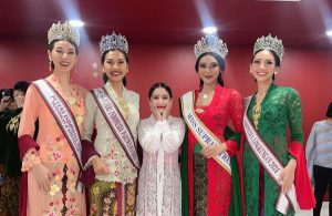 Prilly Latuconsina Kebaya