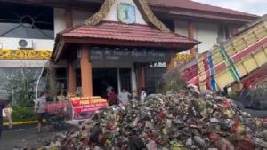 Sampah Bupati Sinatang