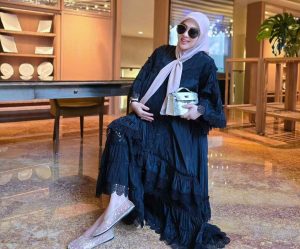 Syahrini Makan Durian