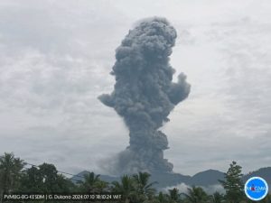 Gunung Dukono Maluku Utara Erupsi
