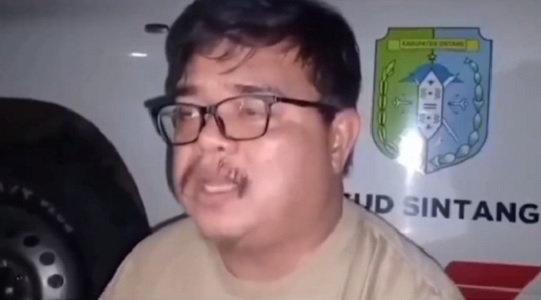sopir ambulans RSUD Sintang turunkan jenazah di SPBU