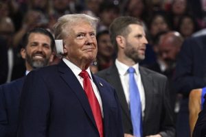 donald trump perban telinga