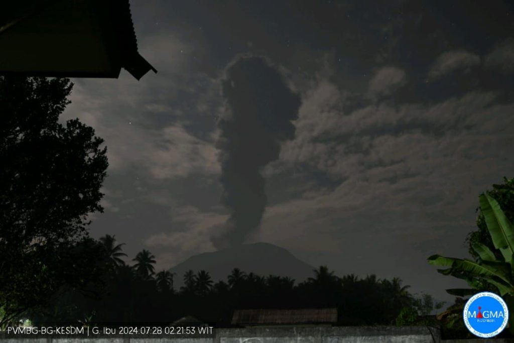 Gunung Ibu di Maluku Utara Kembali Erupsi