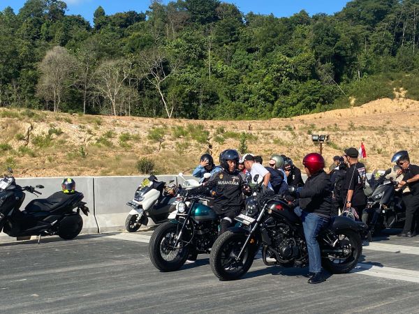 Momen Presiden dan Influencer Naik Motor Menuju IKN