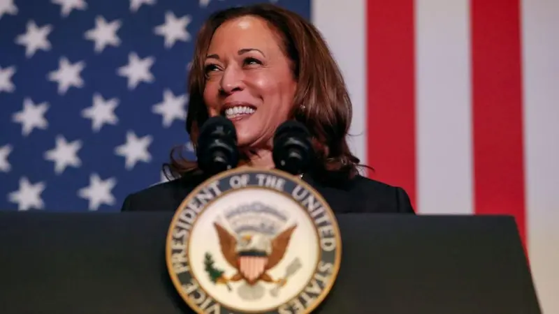 kamala harris unggul