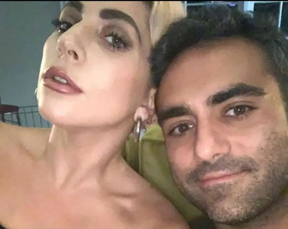 lady gaga perkenalkan tunangan