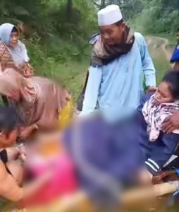 Warga Pelosok di Bandung Barat Melahirkan Tengah Hutan