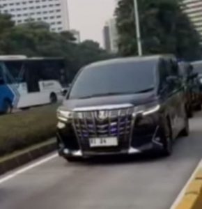 mobil menag yaqut jalur busway (1)