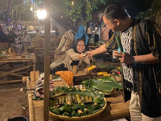 Acara Nyawang Bulan