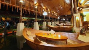 tempat makan lesehan Bandung-1