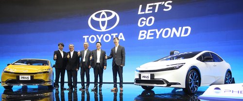 toyota prius terbaru
