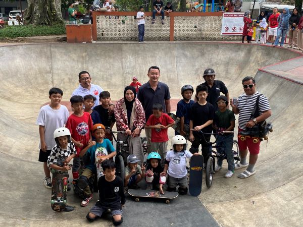 R. Dhani Wirianata dan Melly Goeslaw Sambangi Komunitas BMX