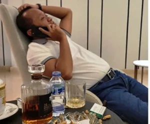 Bahlil dengan Sebotol Whisky