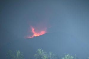 Gunung Ibu Maluku Utara Erupsi Lontarkan Abu Vulkanik 5 Km di Atas Puncak 
