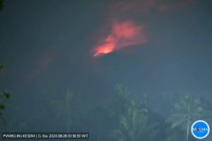 Gunung Ibu Maluku Utara Erupsi Lontarkan Abu Vulkanik 5 Km di Atas Puncak