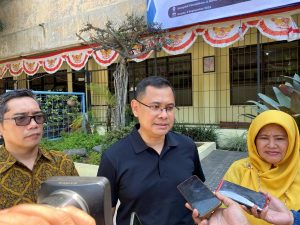 Arfi Rafnialdi Anak Gunakan Kacamata Akibat