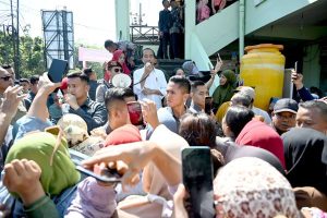 Pakai Megafon Jokowi Berpamitan ke Masyarakat