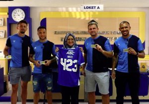 Asisten pelatih asal Kroasia Igor Tolic dan 3 pemain asing Persib Bandung mengunjungi Kantor Pelayanan Pajak (KPP) Pratama Bandung Cibeunying.