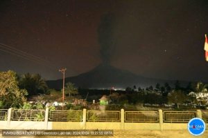 Gunung Lewotobi Laki-laki Erupsi