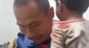 Tim Rescue Damkar Kota Cimahi selamatkan bocah tertimbun longsor Cimahi Selatan