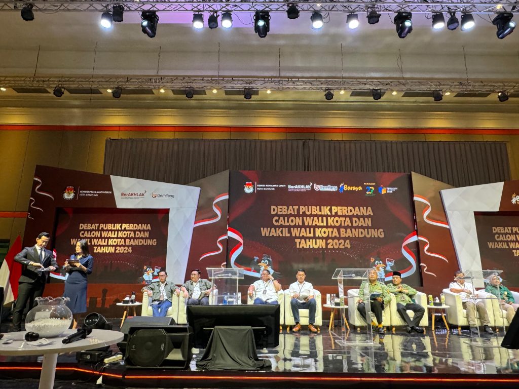 Debat Perdana Pilkada Kota Bandung Dinilai Terlalu Malam