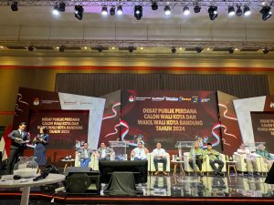 Debat Perdana Pilkada Kota Bandung Dinilai Terlalu Malam