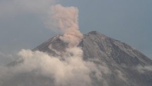 gunung semeru erupsi
