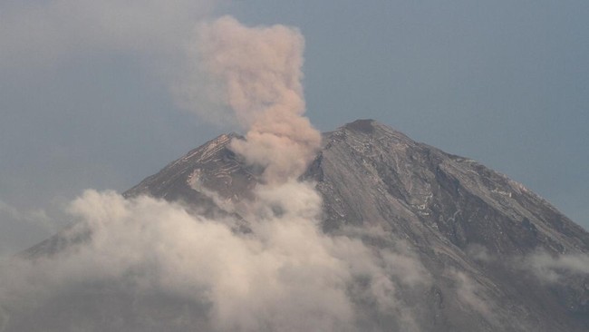 gunung semeru erupsi