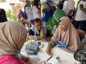 Ratusan relawan Bandung Lautan Arfi Rafnialdi (BALAD) menggelar pemeriksaan kesehatan gratis dan tebus murah sembako di Babakan Jati, Gumuruh, Batununggal Kota Bandung, pada Sabtu, (12/10/2024)