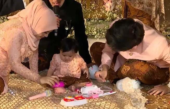 upacara tedak siten