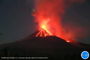 Gunung Lewotobi Laki-laki Lontarkan Abu Vulkanik 1 Km Diatas Puncak Kearah Barat