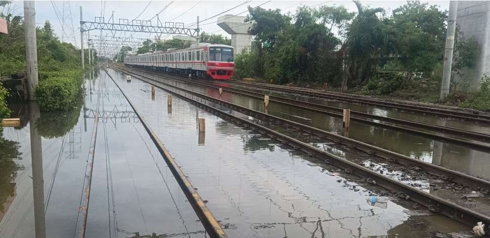 Akibat Banjir Rob Perjalanan KRL Sempat Terhenti Dua Jam