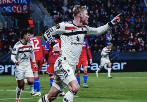 Manchester United Tundukkan Plzen 2-1
