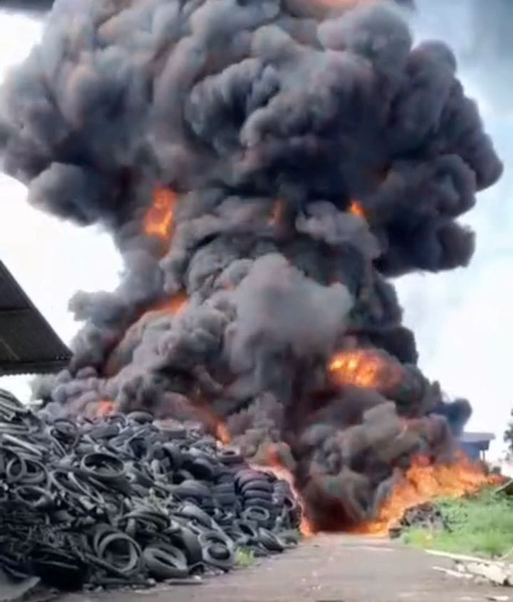 Tempat Penyimpanan Ban di Cianjur Terbakar Hebat