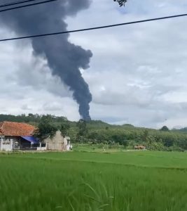 Tempat Penyimpanan Ban di Cianjur Terbakar Hebat