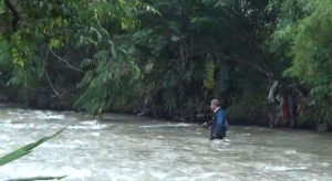 Guru di Cianjur Rela Menyeberang Derasnya Arus Sungai