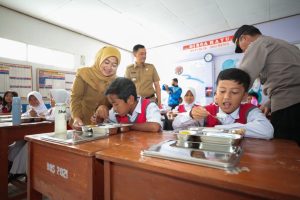 Prabowo Minta Kotak MBG Berasal dari Industri Lokal