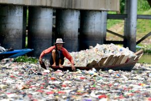 Tumpukan Sampah di Sungai Jadi PR Pemkot Bandung