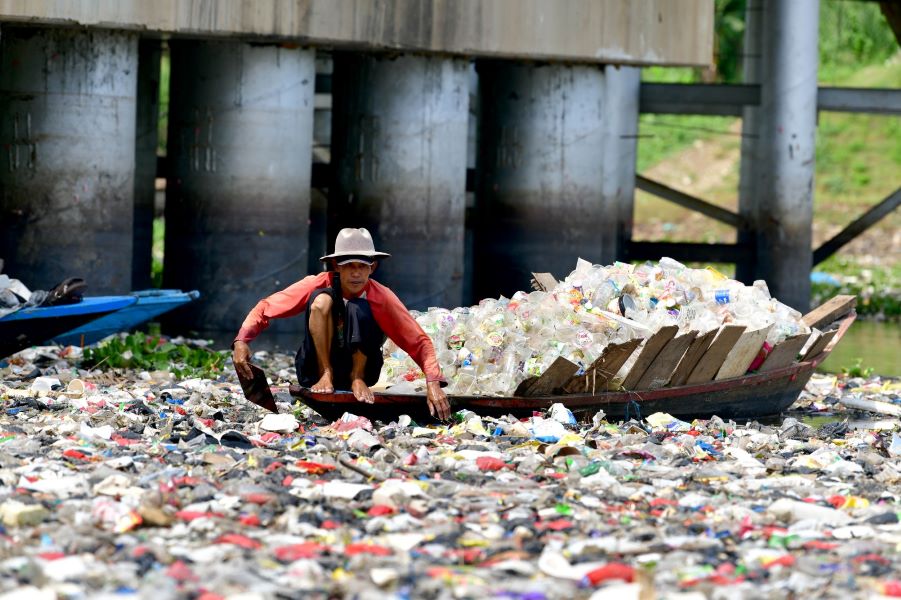 Tumpukan Sampah di Sungai Jadi PR Pemkot Bandung