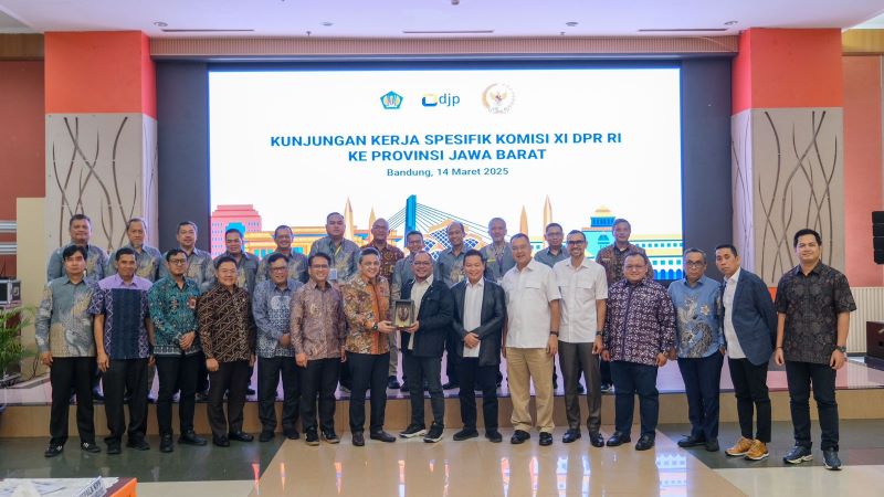 Kantor Wilayah Direktorat Jenderal Pajak (Kanwil DJP) Jawa Barat I menyambut Wakil Ketua Komisi XI DPR RI M. Hanif Dhakiri bersama sembilan anggota yang melaksanakan kunjungan kerja spesifik Masa Persidangan II/Tahun Sidang 2024-2025, pada Jumat (13/3/2025). (Dok. Kanwil DJP Jabar)