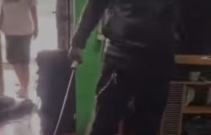 pria bawa Sajam