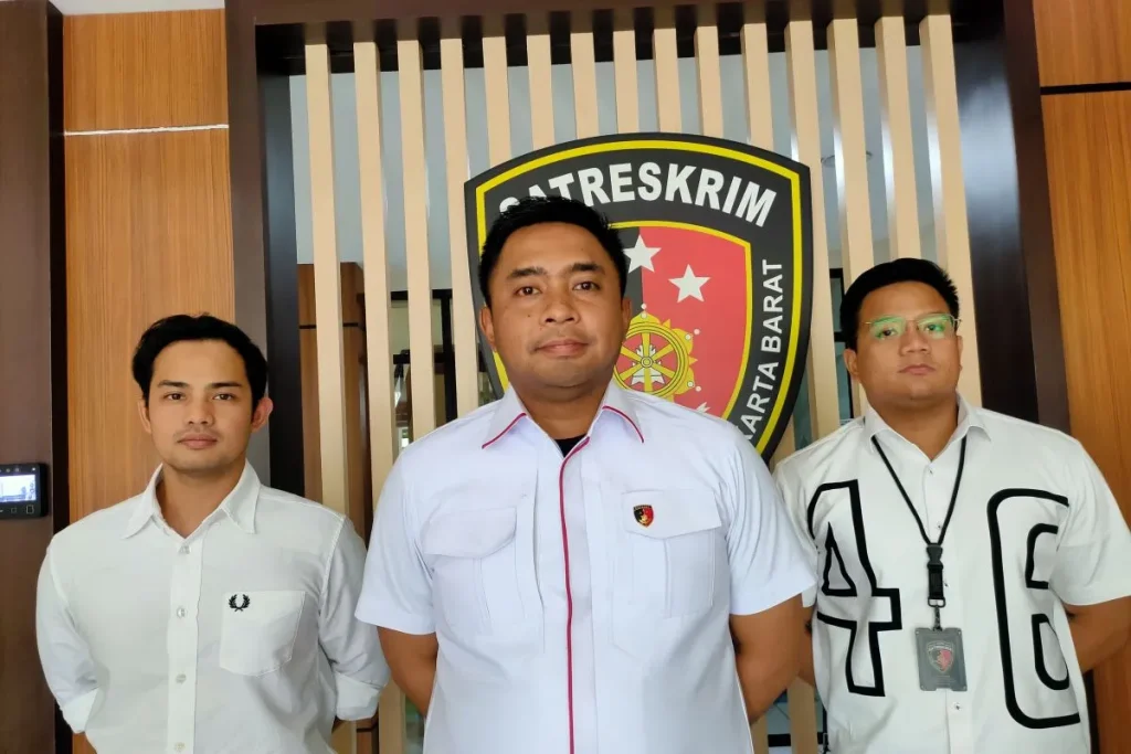 Ibu dan anak dalam toren