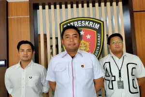 Ibu dan anak dalam toren