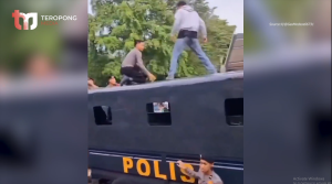 Polisi Kalah Duel dengan Mahasiswa di Atap Mobil, Bertekuk Lutut Tak Berdaya