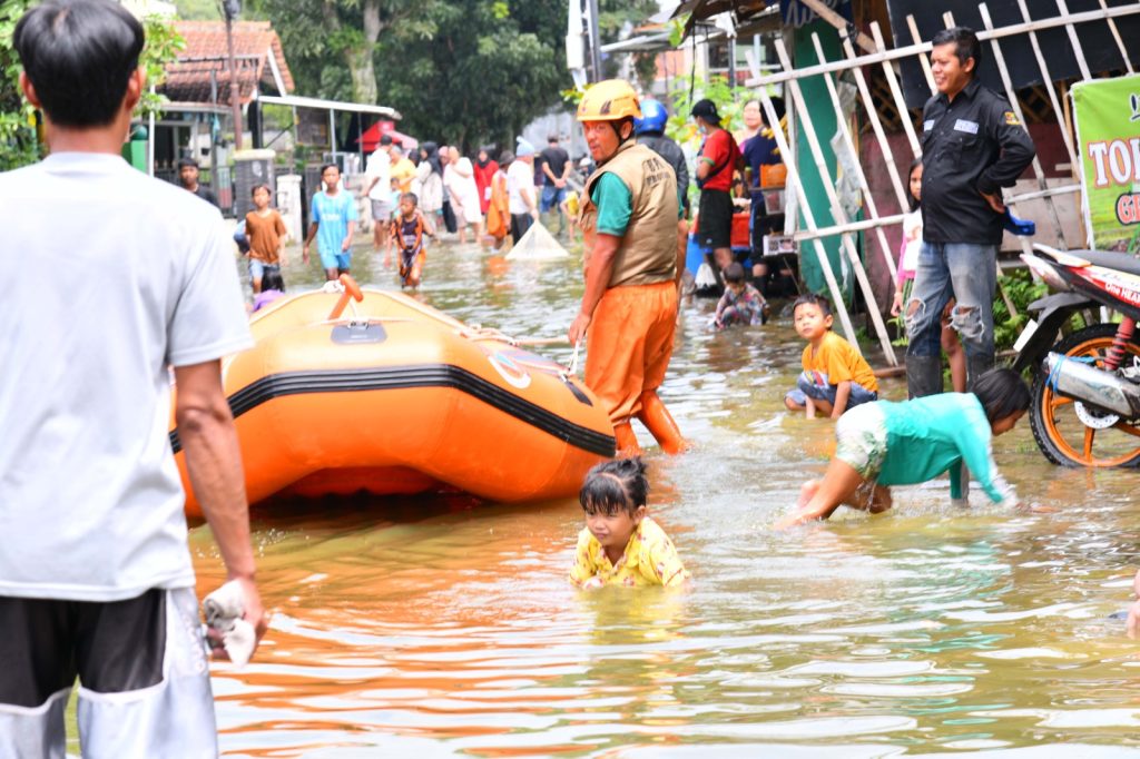 Banjir Putus Akses Jalan di Kabupaten Bandung